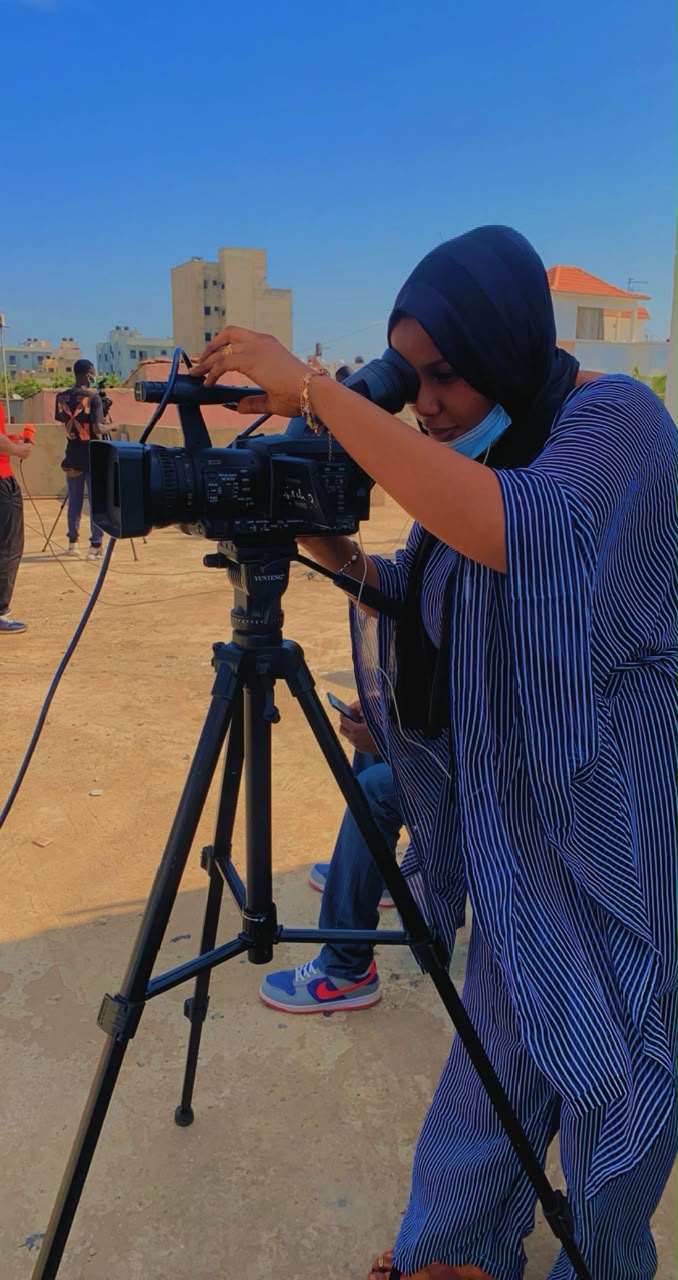 Maimouna Gangue, ancienne étudiante UP'TECH, derrière une caméra lors d'un tournage